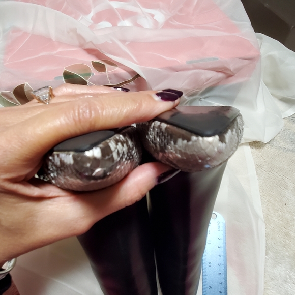 Gucci ankle boots. 391/2 Used in excellent condition. - Picture 15 of 16